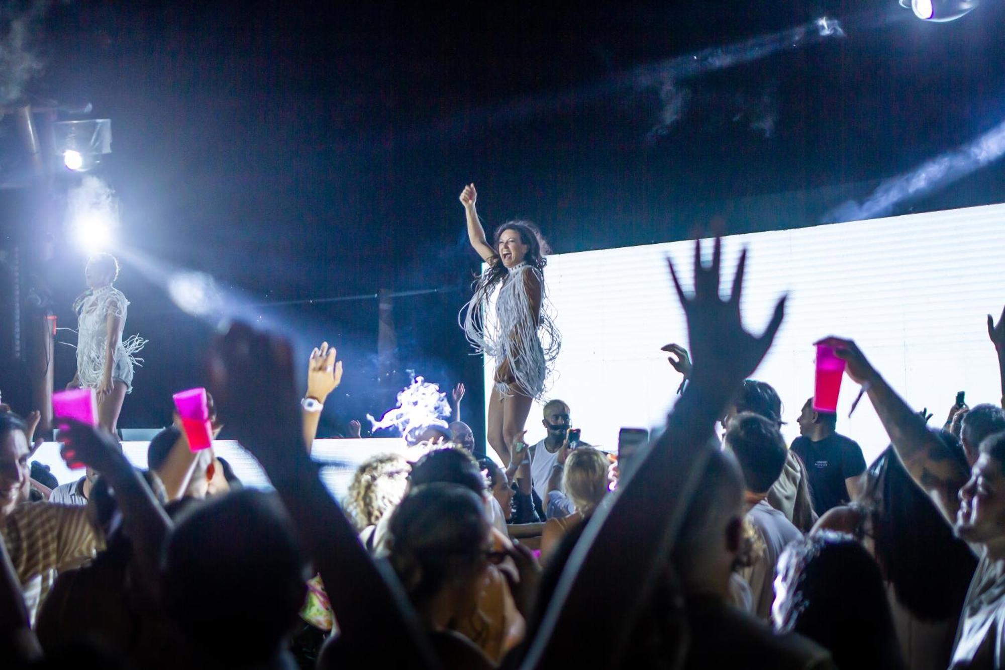 Cafe Jeri Hotel Jijoca de Jericoacoara Exterior photo Rihanna performing "Work" at the 2016 Coachella Valley Music and Arts Festival